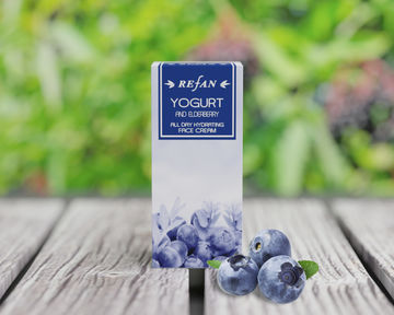 Crema  facial YOGURT AND ELDERBERRY, de textura ligera, para una piel reluciente.